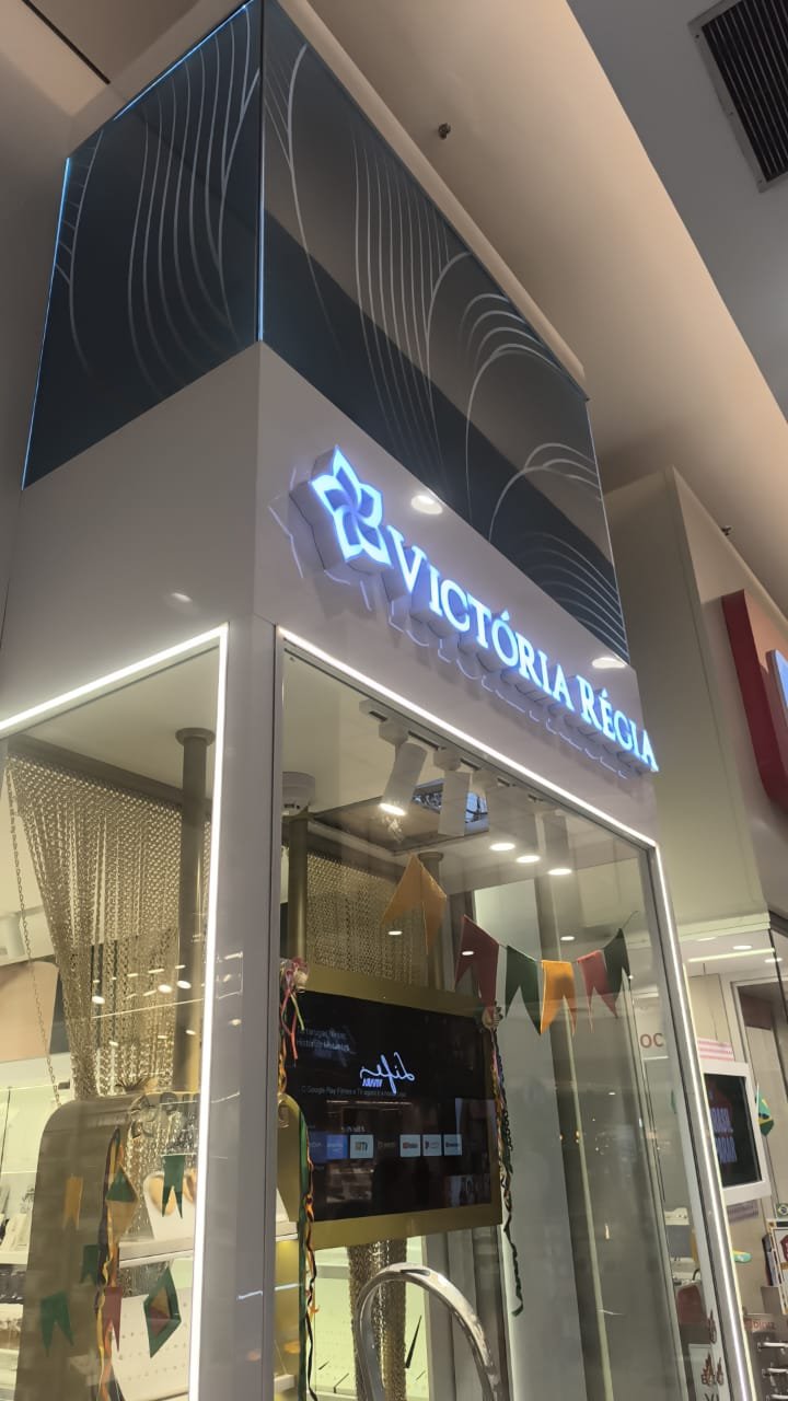 Fachada de loja em shopping com letreiro luminoso e iluminação em LED