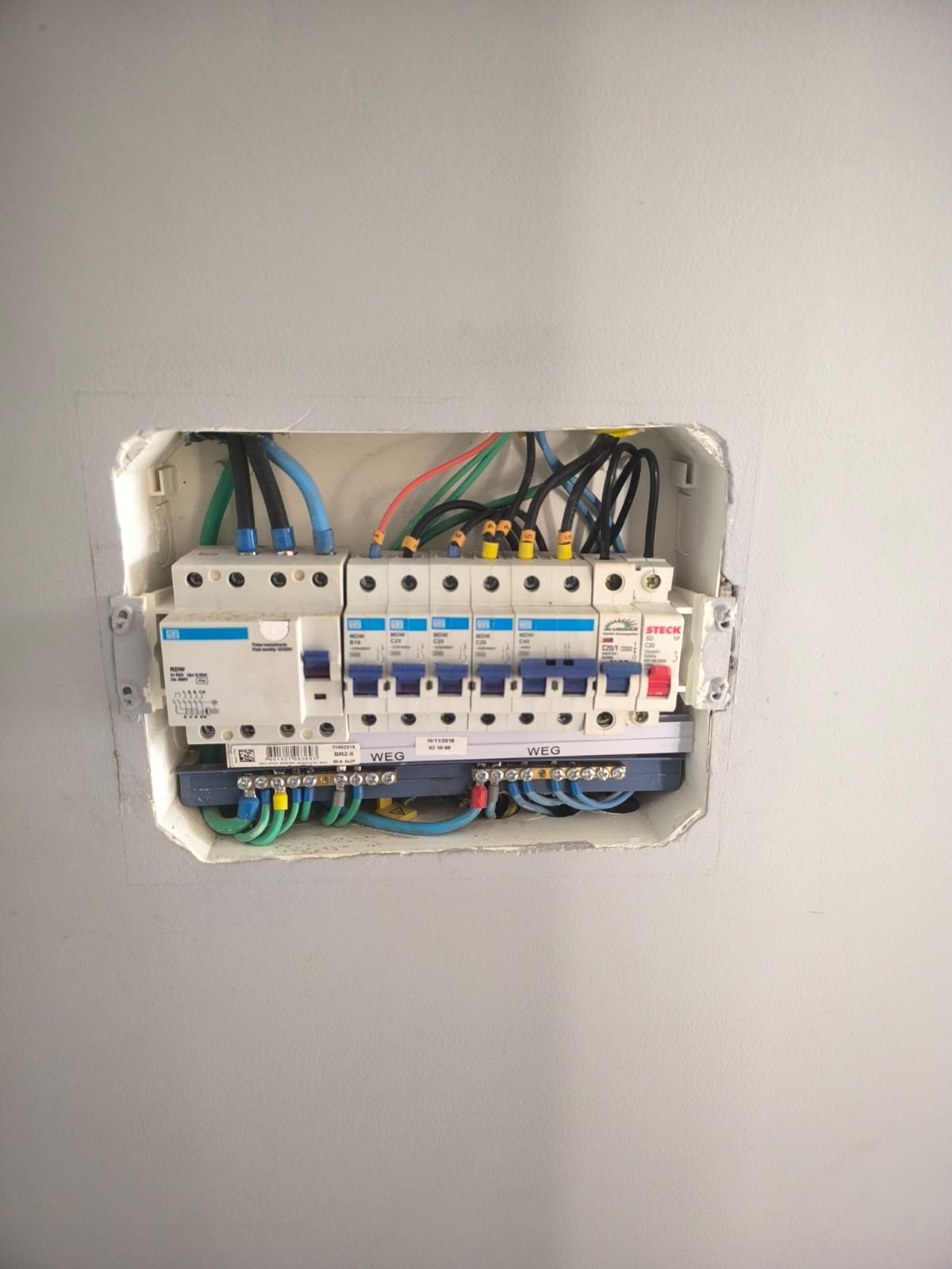 Quadro de distribuição embutido com disjuntores, DR e cabeamento organizado
