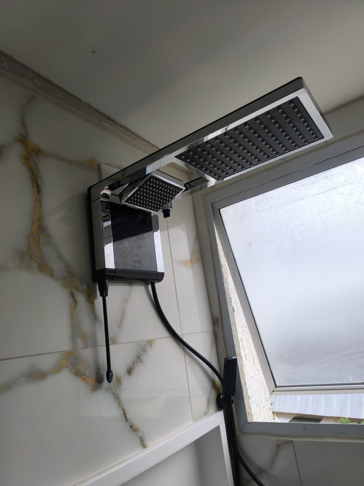 Chuveiro elétrico instalado em banheiro com fiação adequada