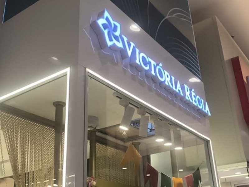 Fachada de loja Victória Régia com letreiro luminoso e iluminação em LED